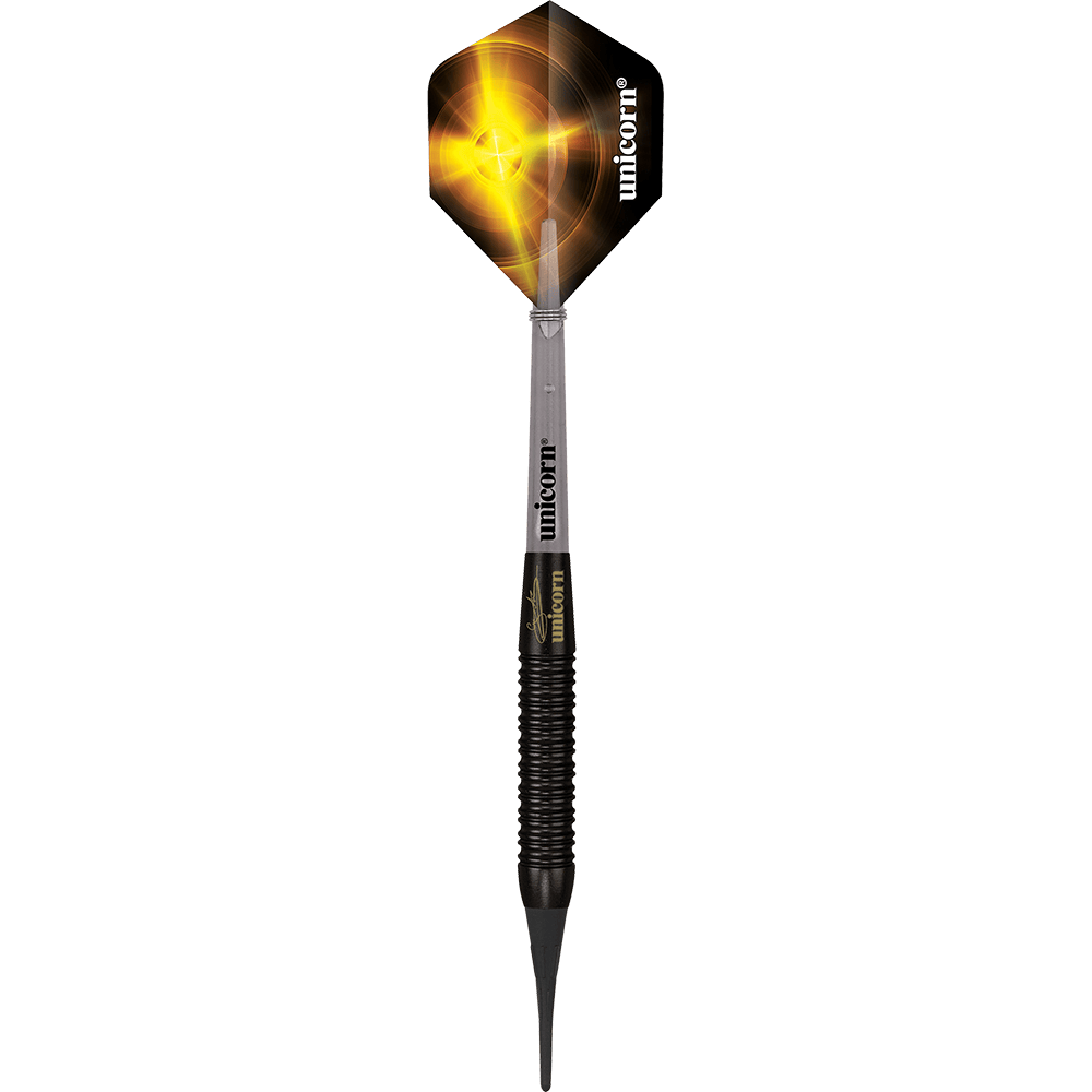 23662_Unicorn_Gary_Anderson_Black_Brass_Softdarts_1opJ0TRzuonS1q Das Bild zeigt einen Unicorn Gary Anderson Black Brass Softdart mit einem Gewicht von 18 Gramm. Der Dartpfeil hat ein schwarzes und silbernes Design mit einer leuchtend gelben Flügelfahne.