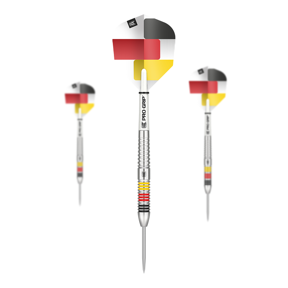 Target de fléchettes Gabriel Clemens 80% acier Das Bild zeigt drei Steeldarts der Marke "Target Gabriel Clemens 80%". Die Flights sind mit den Farben der deutschen Flagge gestaltet und die Barrels haben farbige Ringe.
