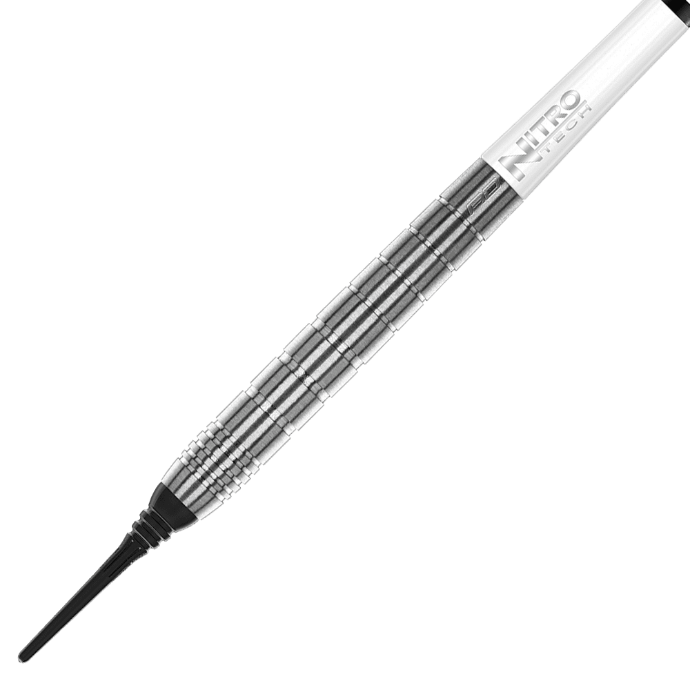 RD2505_Red_Dragon_Luke_Humphries_TX1_Softdarts_2 Auf dem Bild ist ein Red Dragon Luke Humphries TX1 Softdart mit 20g Gewicht zu sehen. Der Dart hat einen silbernen, geriffelten Barrel und eine schwarze Kunststoffspitze.