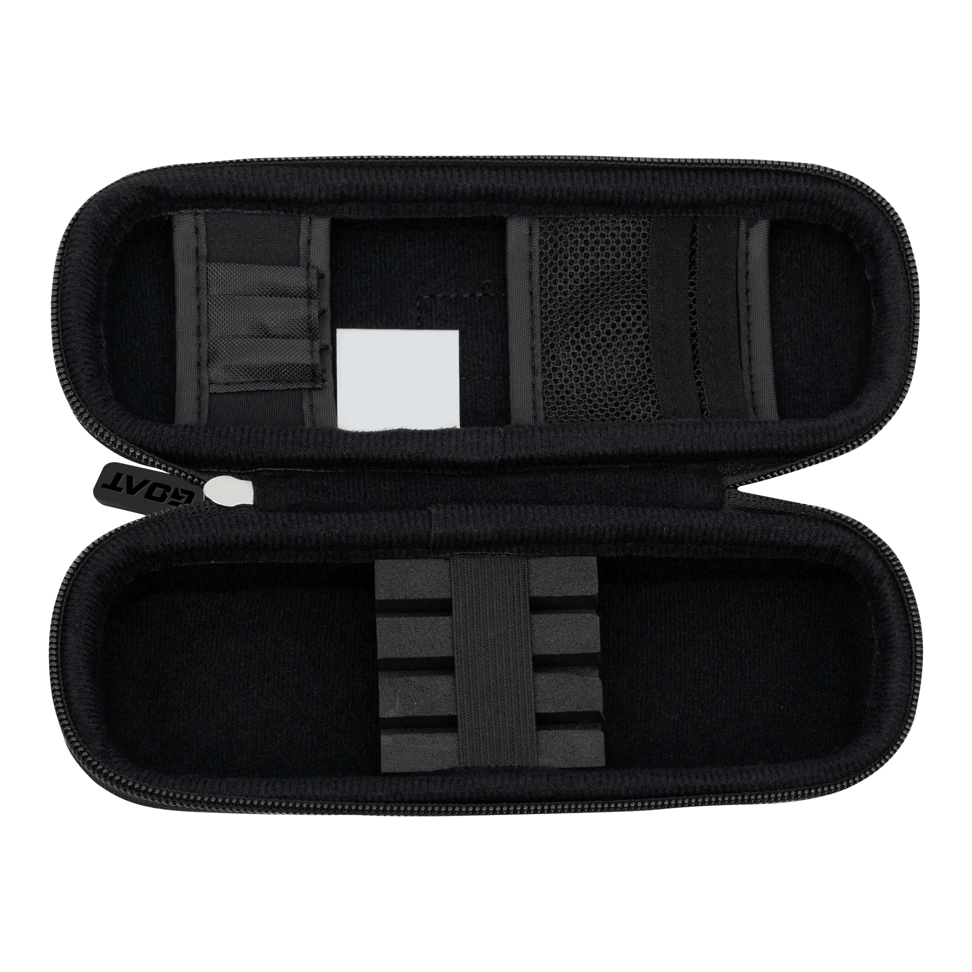Portefeuille à fléchettes GOAT Locker S Das Bild zeigt ein geöffnetes, schwarzes Dart-Etui mit verschiedenen Fächern und Halterungen. Das Produkt heißt "GOAT Locker S Dartwallet" und dient zur sicheren Aufbewahrung von Dartzubehör.