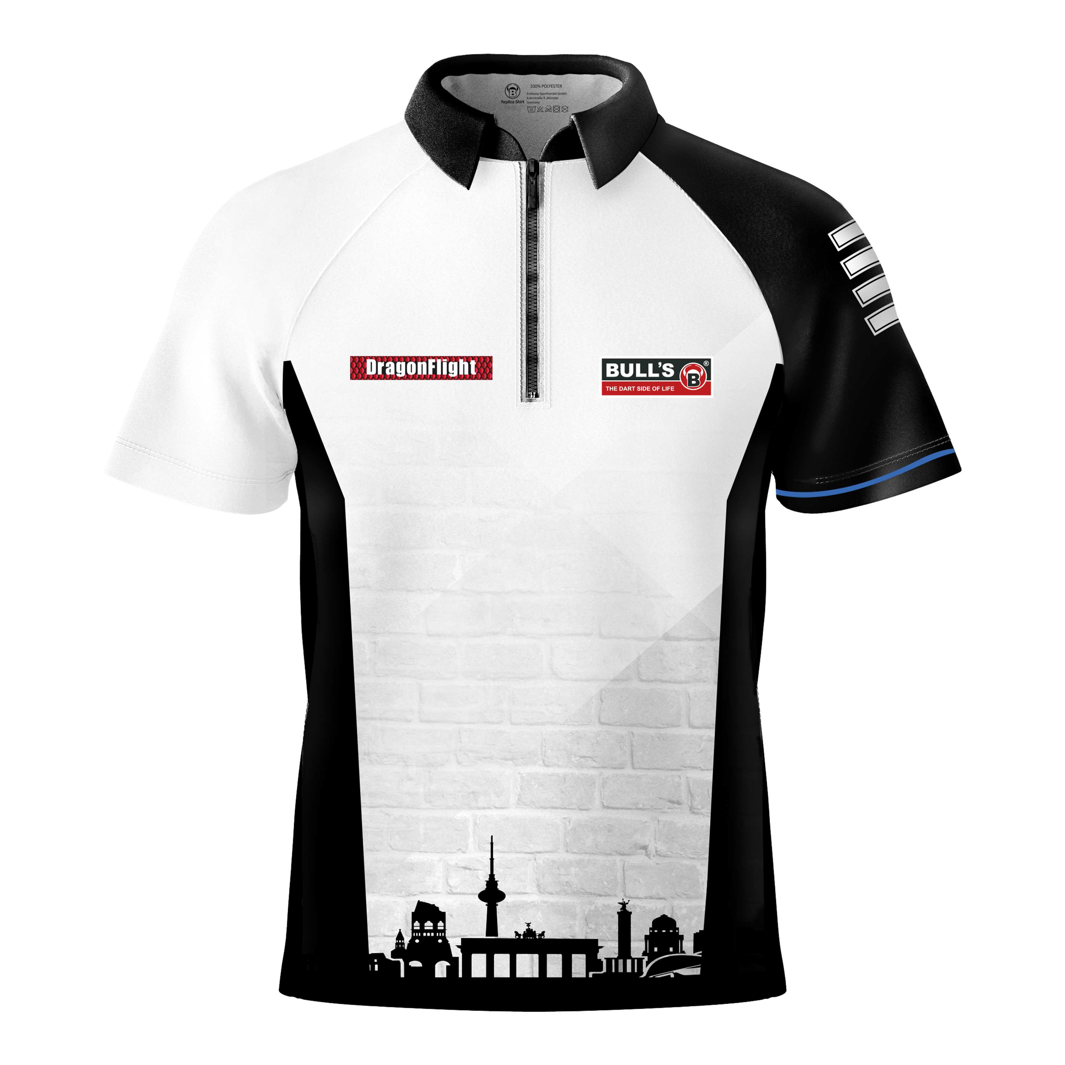 T-shirt de fléchettes Bulls Martin Schindler The Wall Das Bild zeigt das Bulls Martin Schindler The Wall Dartshirt mit einem schwarz-weißen Design und kurzen Ärmeln. Auf der Vorderseite befinden sich Logos und eine stilisierte Stadtsilhouette am unteren Rand.