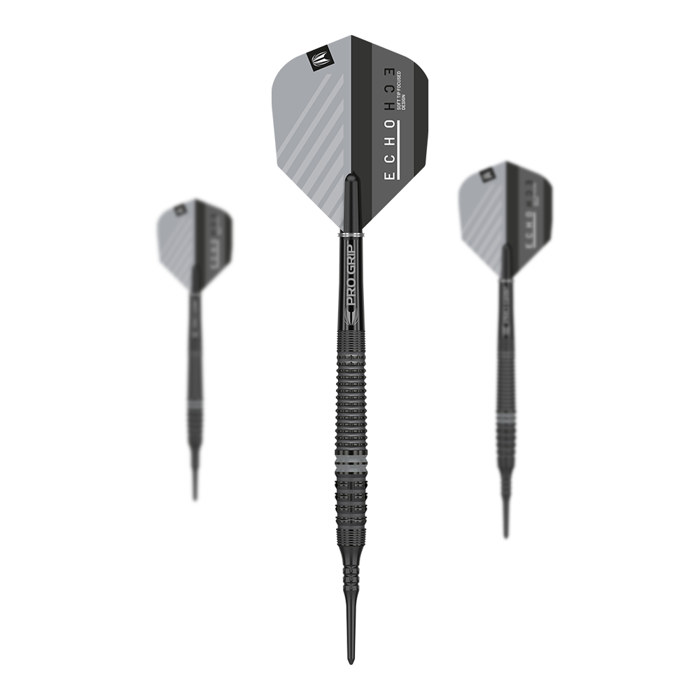Target Echo 14 fléchettes souples Das Bild zeigt drei Softdarts des Modells "Target Echo 14", die nebeneinander angeordnet sind. Die Darts haben schwarze, geriffelte Griffe und silbergraue Flights mit schwarzem Akzent.