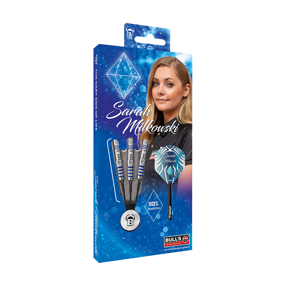 19740_Bulls_Sarah_Milkowski_Softdarts_3 Auf dem Bild ist eine Packung "Bulls Sarah Milkowski Softdarts - 20g" zu sehen. Die Verpackung zeigt drei Softdarts und ein Porträt von Sarah Milkowski vor einem blauen Hintergrund.