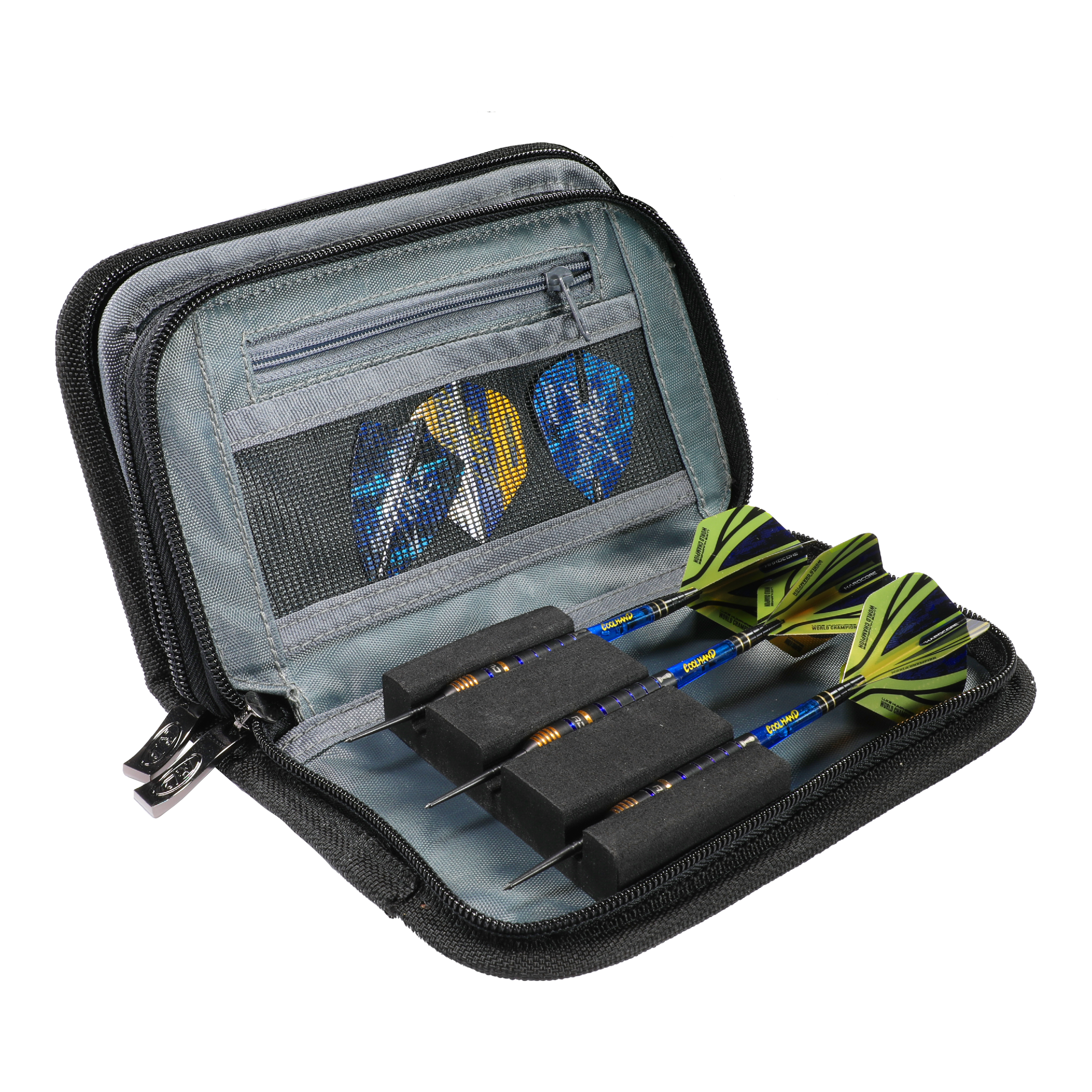 Portefeuille de fléchettes Firestone 2 Red Dragon Luke Humphries, champion du monde Das Bild zeigt das Produkt 'Red Dragon Luke Humphries World Champion Firestone 2 Dartwallet'. In dem geöffneten Etui sind drei zusammengebaute Darts und Dartflights ordentlich aufbewahrt.