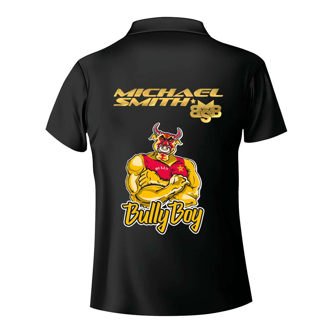 Chemise à fléchettes à rayures blanches Shot Michael Smith Das Bild zeigt die Rückseite eines schwarzen Dartshirts mit dem Namen "Michael Smith" und dem Logo "BSB" in goldener Schrift. Darunter ist eine Comicfigur eines muskulösen Stiers mit dem Schriftzug "Bully Boy" zu sehen.