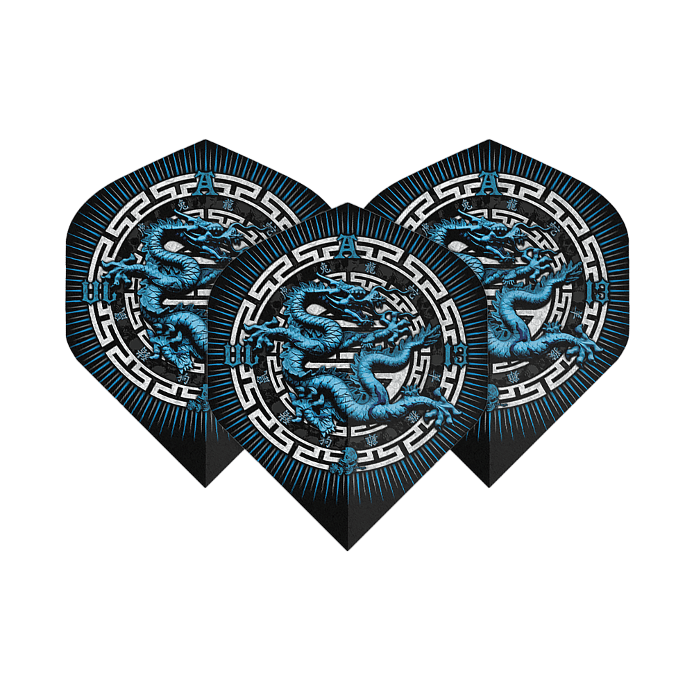 Vols Standard Alchemy Année du Dragon N°2 Das Bild zeigt drei Dart-Flights mit einem blauen Drachenmotiv in der Mitte. Die Flights haben ein schwarzes Design mit weißen und blauen Akzenten.
