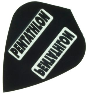p43 Dies ist ein schwarzer Dart-Flight mit der Aufschrift "PENTATHLON" in weißer Farbe. Das Produkt ist als "Pentathlon Flights P43" bekannt.