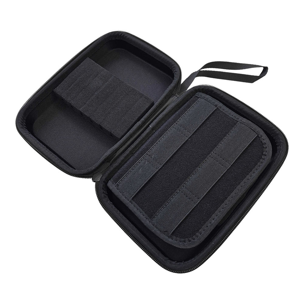 Étui pour fléchettes System-4 personnalisé avec votre design Abgebildet ist ein Produkt mit dem Dateinamen MCS4-Blau_McDart_System4_Dartcase_Mit_Wunschdruck_Blau_Metallic_3. Es handelt sich vermutlich um ein Etui oder eine Hülle im blauen Metallic-Design.