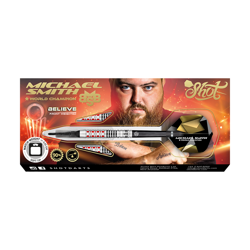 Shot Michael Smith Croyez aux fléchettes souples Auf dem Bild ist eine Verpackung für Softdarts mit dem Namen "Michael Smith Believe" zu sehen. Im Hintergrund ist ein Porträt eines Mannes mit Bart abgebildet.