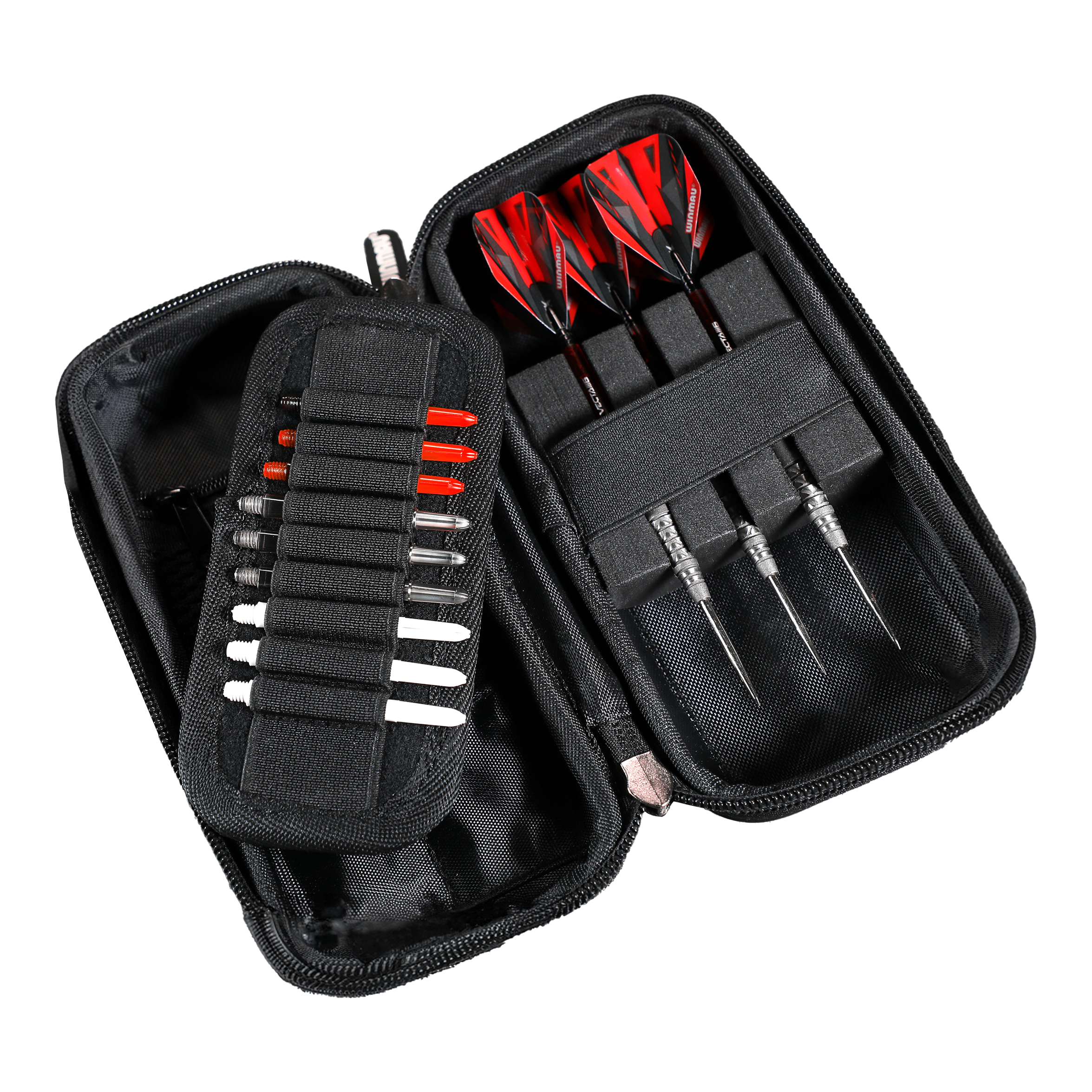 Portefeuille de fléchettes Winmau Armor G1 Das Bild zeigt ein offenes Dart-Etui mit drei zusammengebauten Darts und mehreren Ersatzteilen. Die Darts haben rote und schwarze Flights und das Etui ist schwarz.
