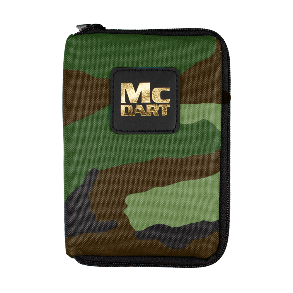 716_McDart_Tasche_Klein_Camo_1 Die Abbildung zeigt eine kleine Tasche im Camouflage-Design mit einem goldenen "MC DART" Logo auf der Vorderseite. Die Tasche hat einen Reißverschluss und ist für Dart-Zubehör gedacht.