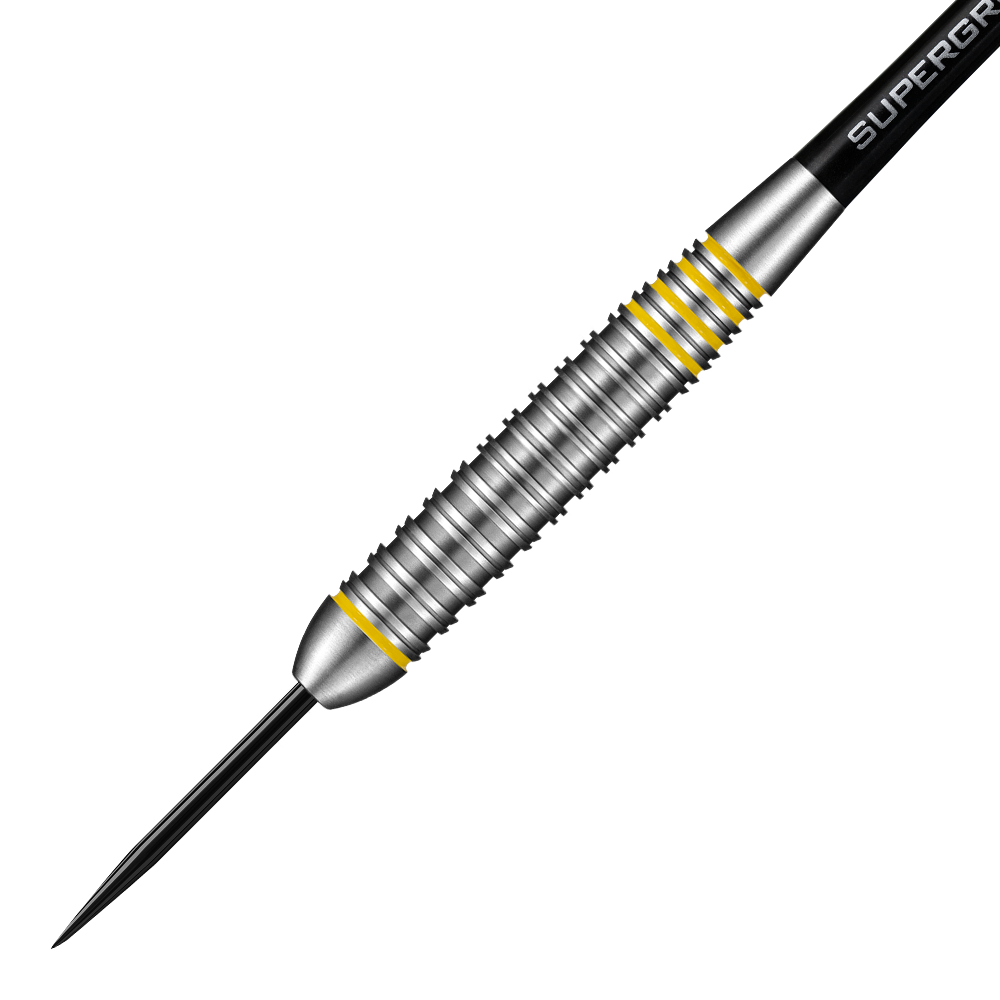 HA24490_Harrows_Dave_Chisnall_Chizzy_Brass_Steeldarts_2 Das Bild zeigt einen Harrows Dave Chisnall Chizzy Brass Steeldart. Der Dart ist silberfarben mit gelben Akzenten und hat eine gerillte Griffoberfläche.