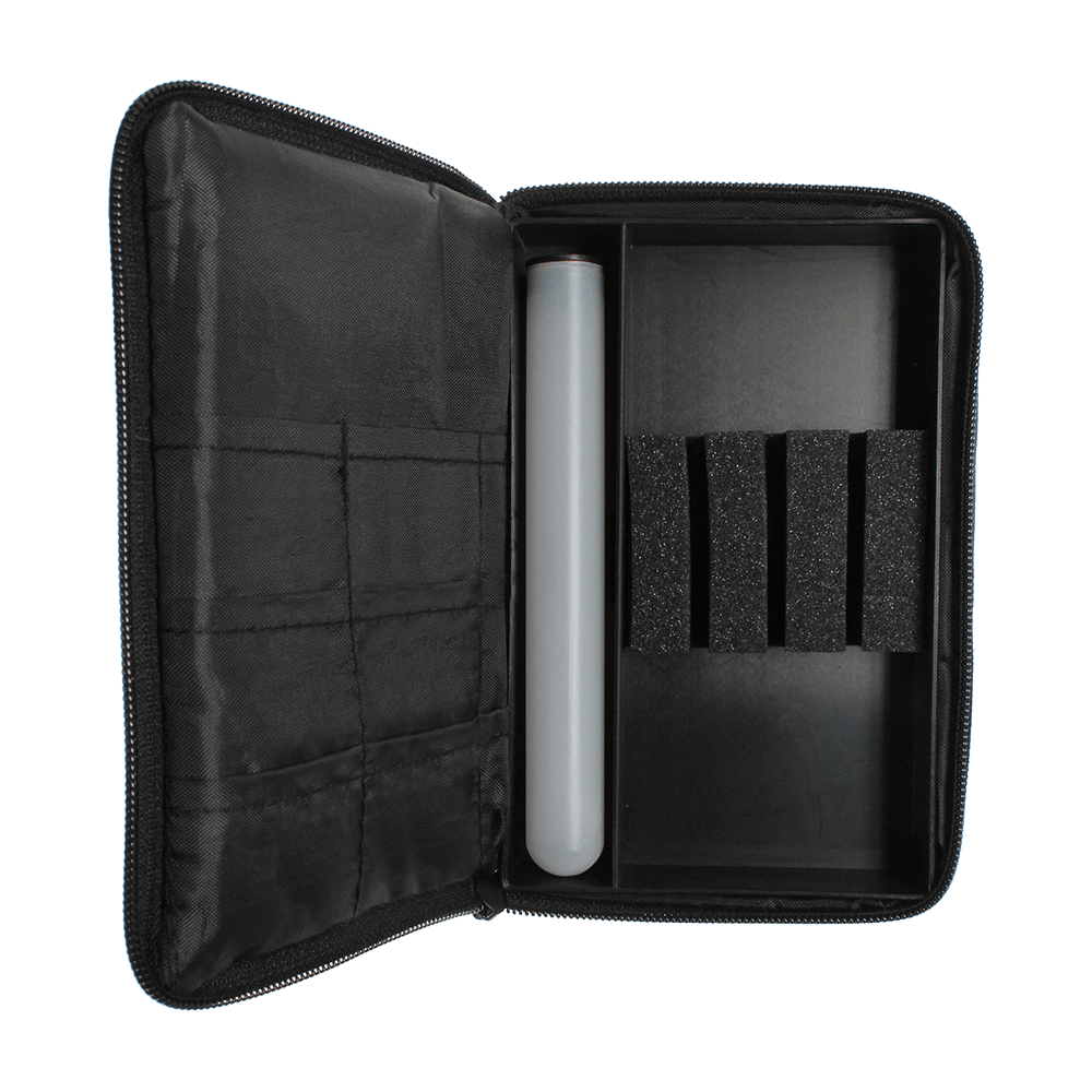 705_McDart_Tasche_Klein_OPEN_NEU Die Abbildung zeigt eine geöffnete McDart Tasche Klein - Camo. Im Inneren befinden sich Fächer und Halterungen zur Aufbewahrung von Dartzubehör.