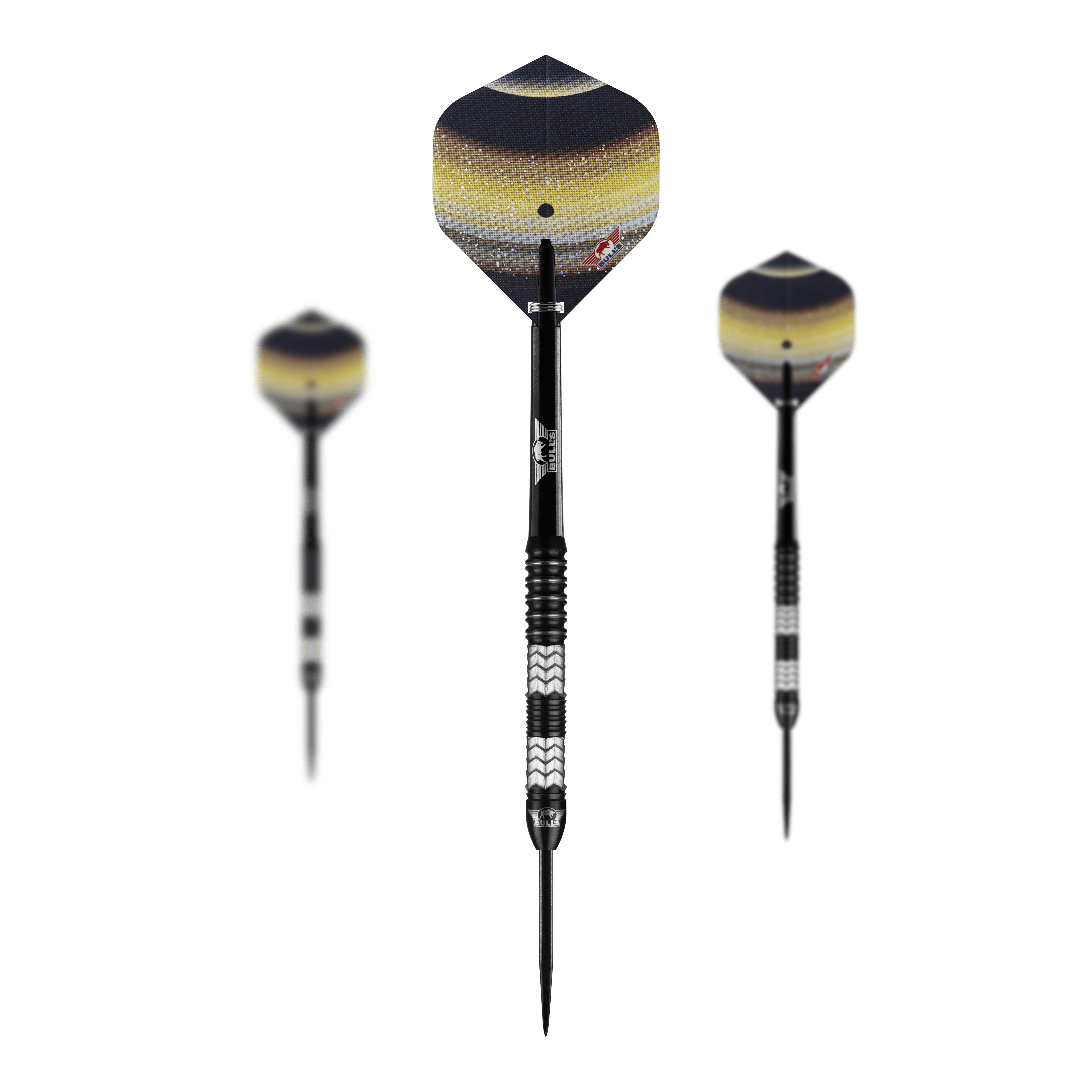 Fléchettes en acier Bulls NL Luna Triton Das Bild zeigt drei Steeldarts des Modells "Bulls NL Luna Triton". Die Darts haben schwarze Spitzen, einen geriffelten Griff und Flights mit einem gelb-schwarzen Weltraumdesign.