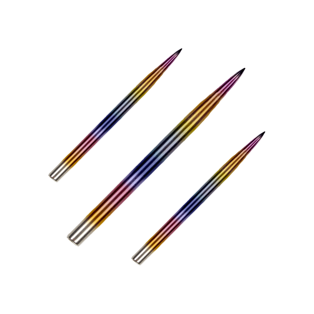 BU57614_BullsNL_Rainbow_Steeldartspitzen_35mm_1 Auf dem Bild sind drei bunte Steeldartspitzen zu sehen. Sie haben eine glänzende Regenbogenbeschichtung und sind parallel angeordnet.