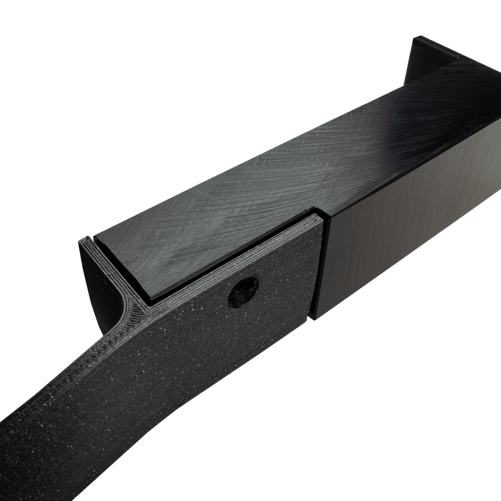 Das Bild zeigt einen schwarzen Abstandshalter zur Wandmontage, der für das Scolia Home 1 System verwendet wird. Das Produkt besteht aus stabilem Material und hat eine rechteckige Form mit einer Befestigungsöffnung.