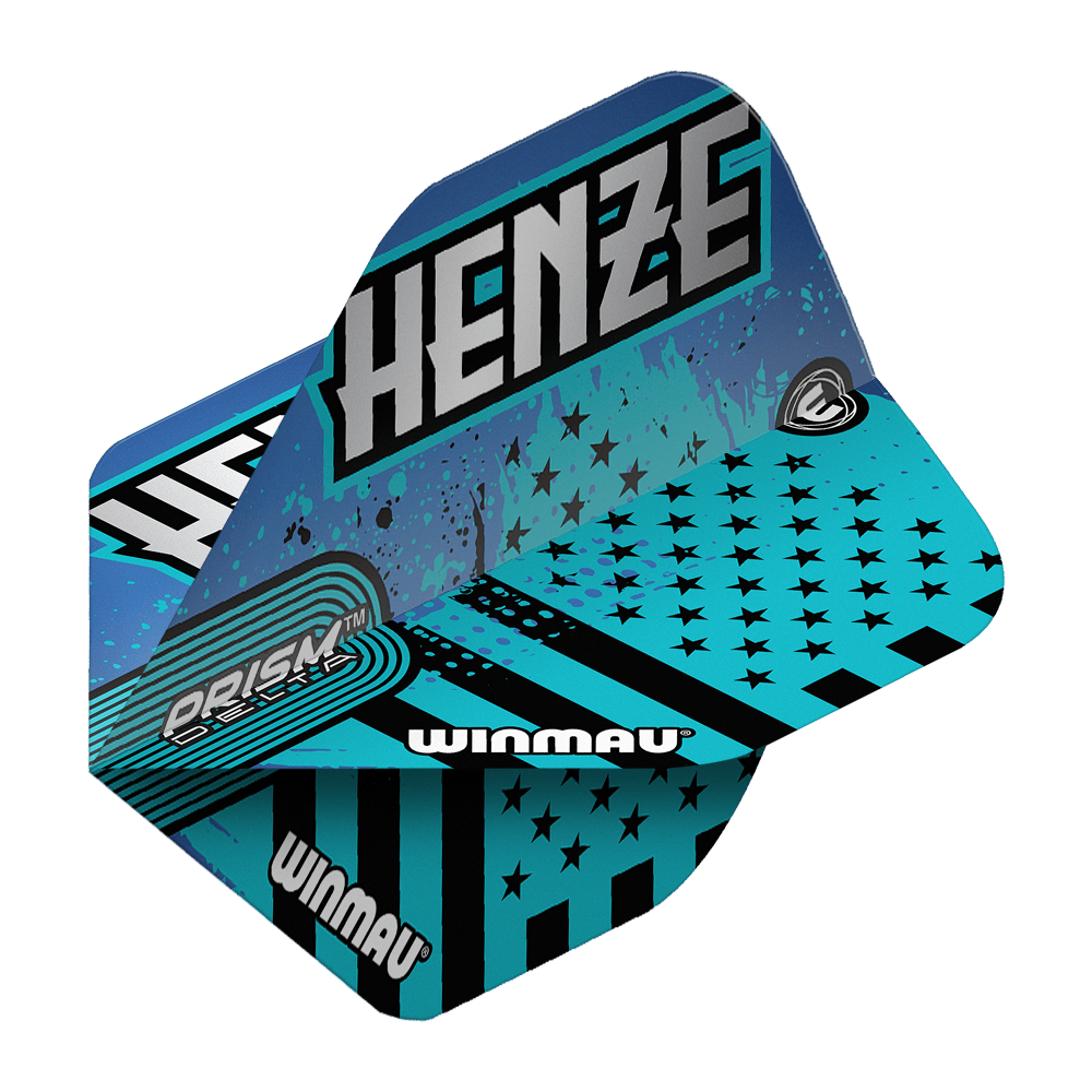 Vols standard Winmau Prism Delta Rick Henze Das Bild zeigt die Winmau Prism Delta Rick Henze Standard Flights in einem auffälligen blauen Design mit schwarzen Sternen und Streifen. Auf den Flights steht der Name "Henze" und das Winmau-Logo ist deutlich sichtbar.