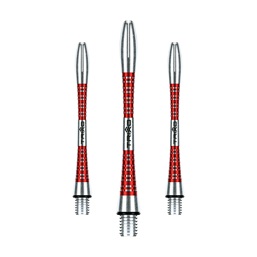 7013-202_Winmau_Triad_Aluminium_Shafts_Rot_46mm_1 Auf dem Bild sind drei rot-silberne Aluminium-Dartschäfte zu sehen. Sie stehen nebeneinander auf grünem Hintergrund.