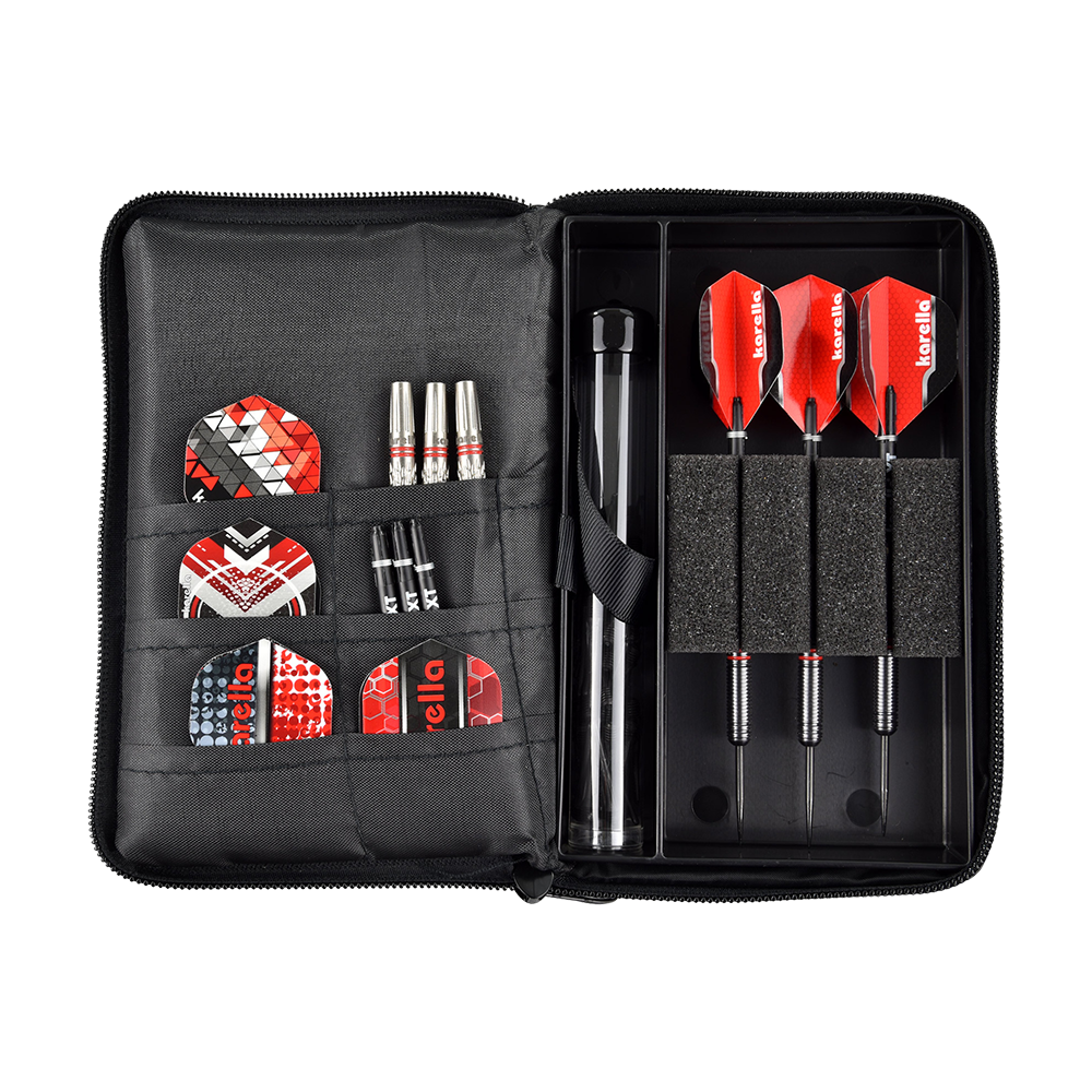 _The_Pak_Dartcase_OPEN_2x8mqRPEg4Q1m2 Das Bild zeigt das Produkt "The Pak Dartcase - Lady Pak", ein Dart-Etui mit organisiertem Zubehör. Im Etui befinden sich drei zusammengebaute Darts, Ersatzflights, Schäfte und weiteres Zubehör ordentlich einsortiert.