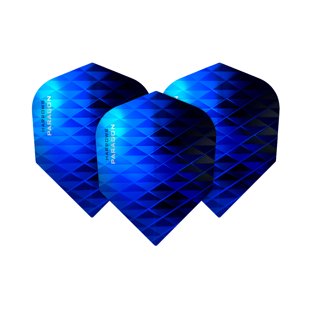 HR7601_Harrows_Paragon_Blue_No2_Standard_Flights_1GhlbkGii89DGH Das Bild zeigt drei blaue Dart-Flights des Modells "Harrows Paragon Blue No2 Standard". Die Flights haben ein geometrisches Muster und sind in verschiedenen Blautönen gestaltet.