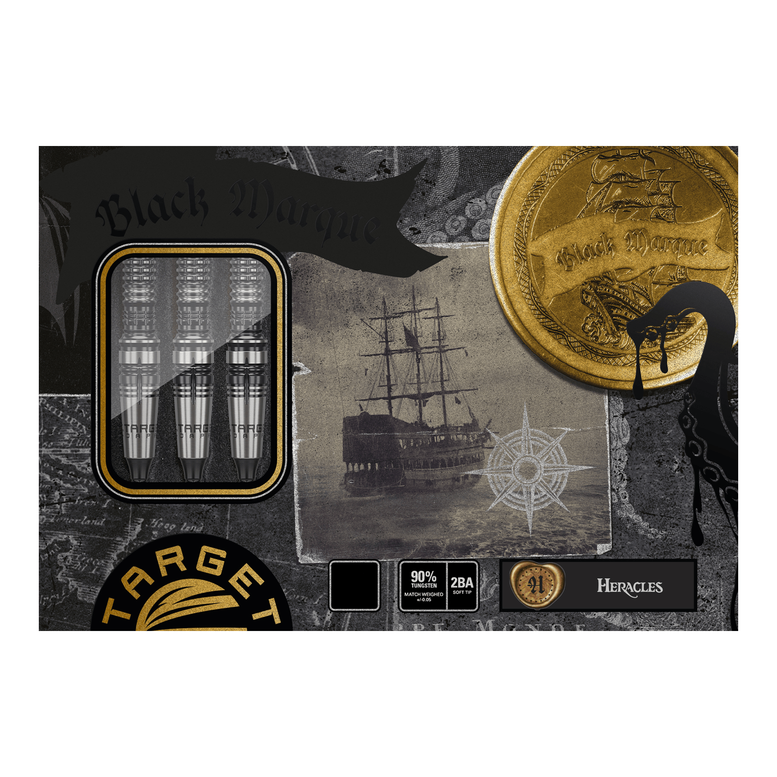Fléchettes souples Target Japan Black Marque Heracles - 18 g Das Bild zeigt die Verpackung der Target Japan Black Marque Heracles Softdarts - 18g. Auf der Verpackung sind drei Darts, ein altes Schiff, eine goldene Münze und maritime Motive abgebildet.