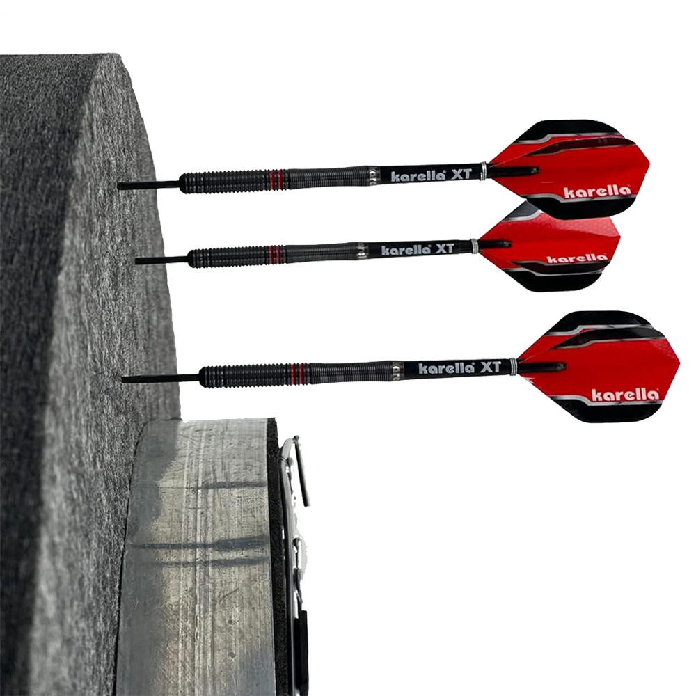 Insonorisation Karella pour cibles de fléchettes en acier avec anneau de suspension intégré Das Bild zeigt einen Schallschutzring von Karella für Steeldartboards mit integriertem Auffangring. Drei Pfeile stecken in dem Dartboard mit dem Surround-Ring.