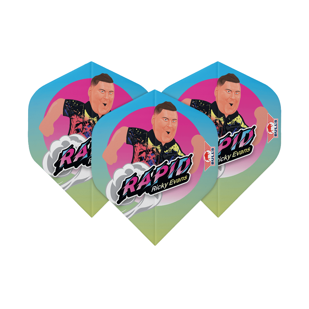 Bulls NL Player 100 Ricky Evans Cartoon No2 Vols standard Das Bild zeigt drei Dart-Flights mit einem bunten Cartoon-Bild von Ricky Evans und dem Schriftzug "Rapid Ricky Evans". Die Flights haben einen blauen, pinken und gelben Farbverlauf und das Bulls-Logo an der Seite.