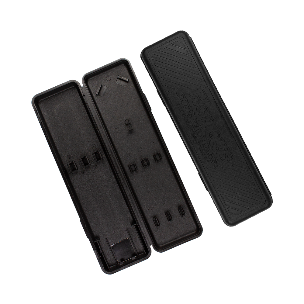 Plastikbox-HarrowsU5BBhGGksTLzs Das Bild zeigt eine geöffnete schwarze Plastikbox mit abnehmbarem Deckel. Auf dem Deckel steht der Schriftzug "Harrows Darts Technology".
