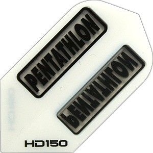 hd8 Das Bild zeigt eine HD 150 Pentathlon Flights HD8 Dartflügel. Auf dem weißen Flight steht zweimal das Wort "PENTATHLON" in schwarzer Schrift.