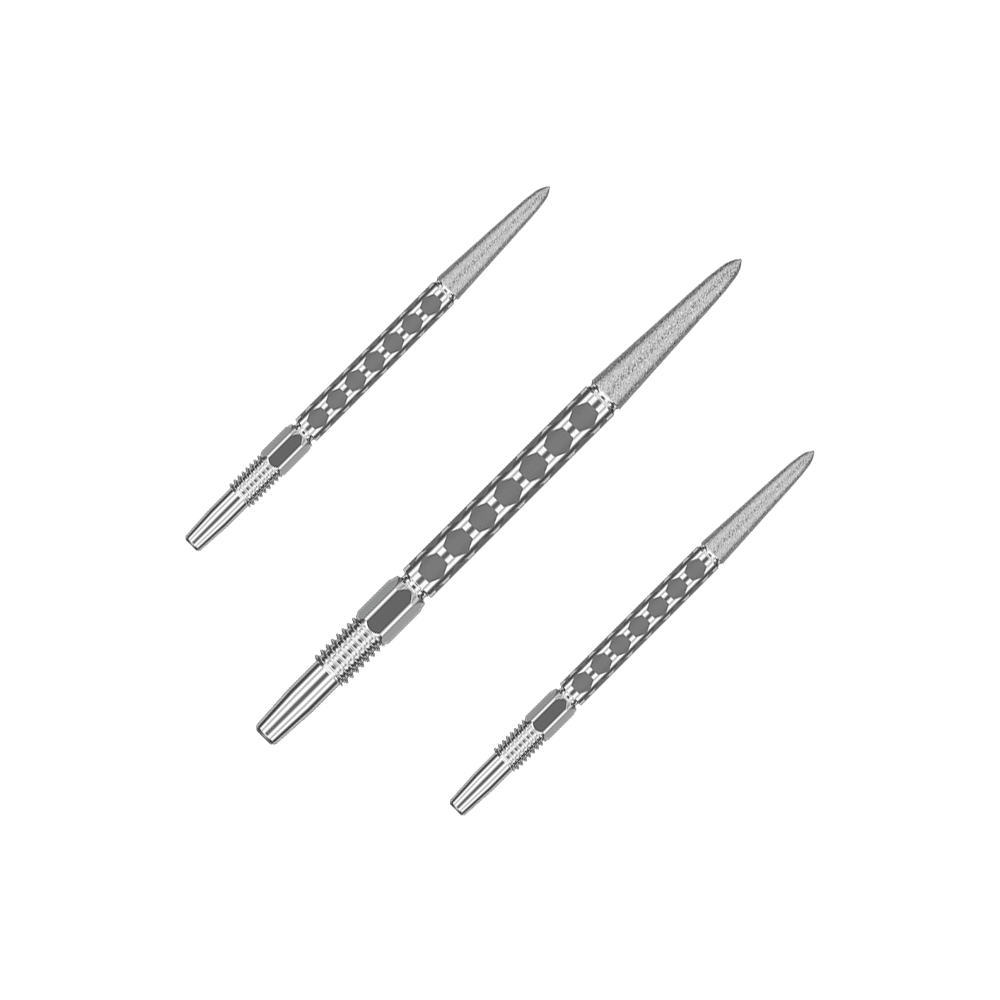 Ein Set mit mehreren kurzen silbernen Dartspitzen ist nebeneinander angeordnet. Die Spitzen laufen parallel.