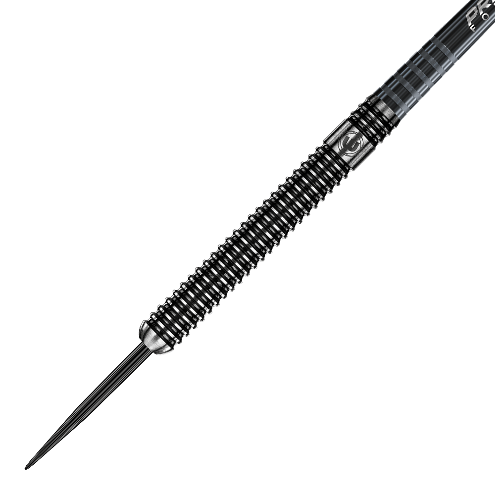 1083-24-Winmau-Blackout-Variante-1-Tungsten-Steeldarts-2 Auf dem Bild ist ein schwarzer Steeldartpfeil mit gerilltem Griff zu sehen. Die Dartspitze ist spitz und aus Metall gefertigt.