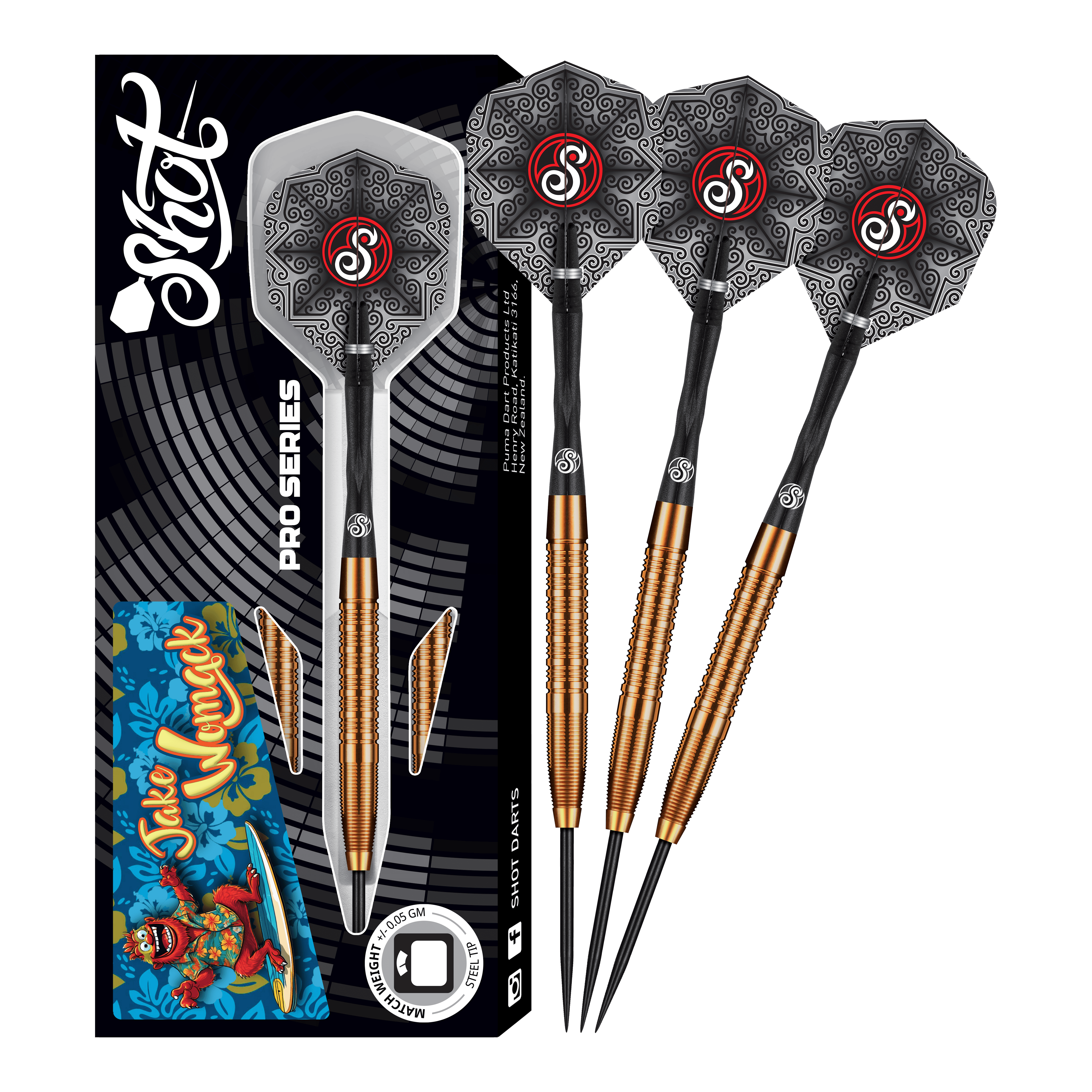 Fléchettes en acier Shot Pro Series Jake Womack - 23 g Das Bild zeigt das Produkt "Shot Pro Series Jake Womack Steeldarts - 23g". Drei Steeldarts mit schwarz-goldenem Griff und verzierten Flights sind neben der Verpackung zu sehen.