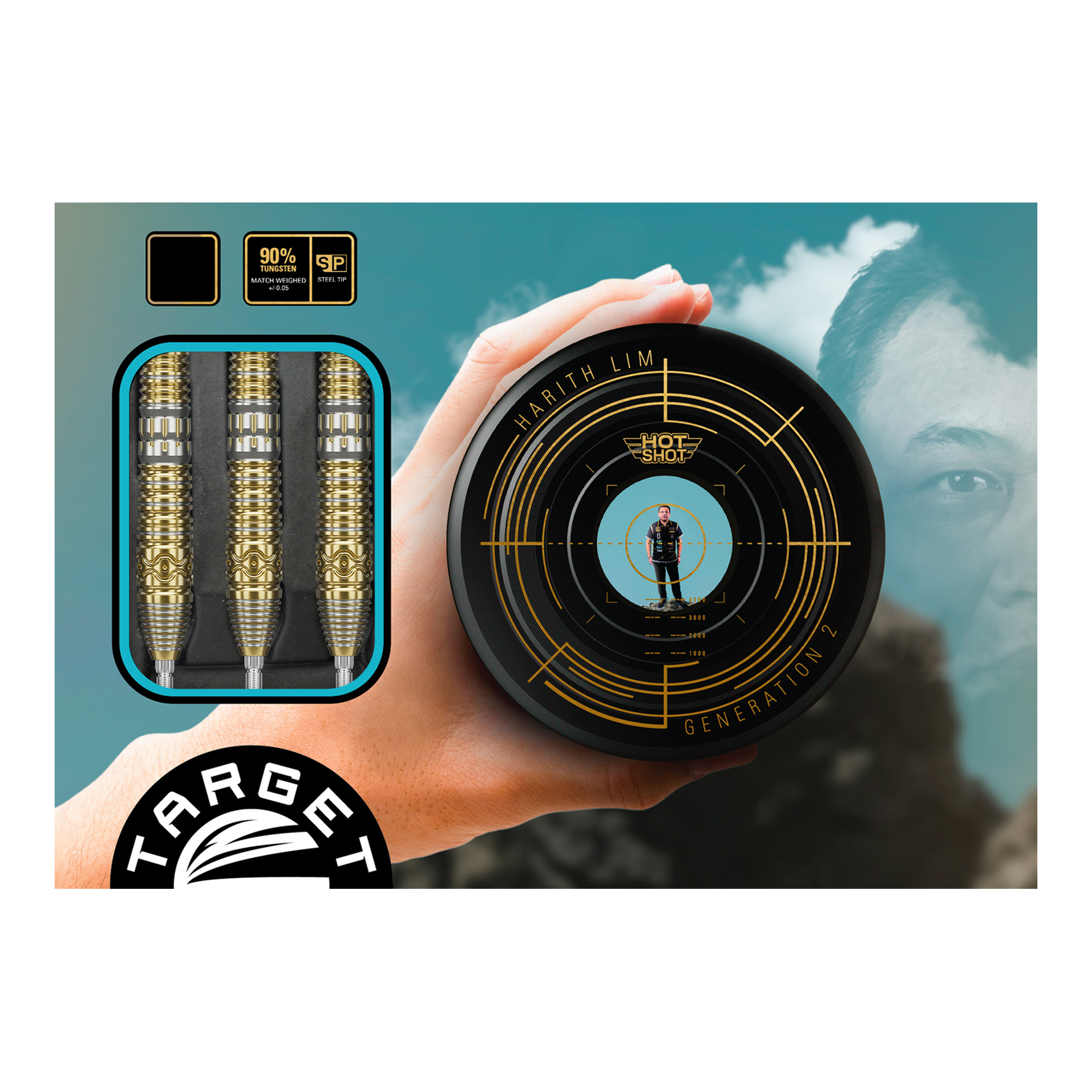 Fléchettes en acier Target Japan Hot Shot GEN2 - 23 g Das Bild zeigt das Produkt "Target Japan Hot Shot GEN2 Steeldarts - 23g" in einer ansprechenden Verpackung. Links sind die drei gold-silbernen Steeldarts zu sehen, rechts die runde Verpackungsbox mit Design und Zielscheibenmotiv.