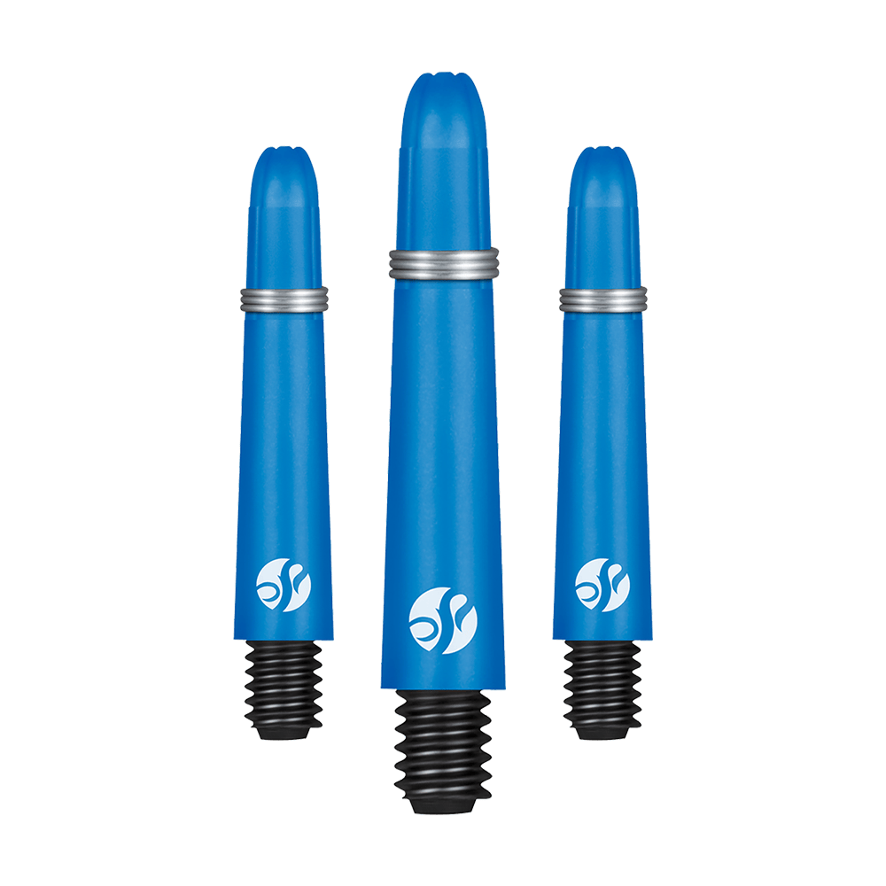 Tiges en carbone Shot Koi - Bleues Auf dem Bild sind drei blaue Dartschäfte mit silbernem Ring und schwarzem Schraubgewinde zu sehen. Sie stehen nebeneinander und haben das gleiche Logo aufgedruckt.