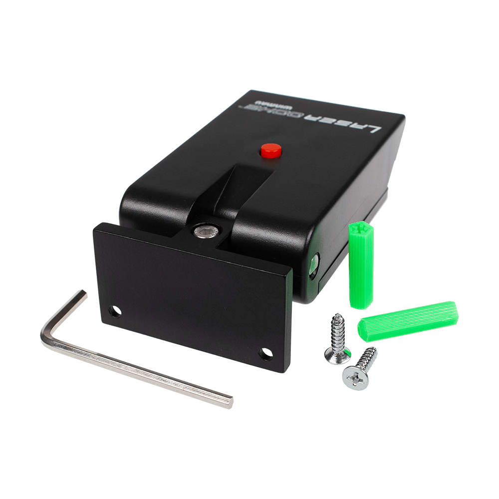 8510-Winmau-Laser-Oche-4 Das Bild zeigt das Produkt "Winmau Laser Oche" mit Montagematerial. Es besteht aus einem schwarzen Gerät, zwei grünen Dübeln, zwei Schrauben und einem Inbusschlüssel.