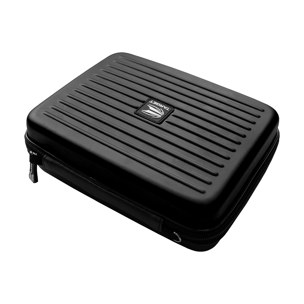 125860_Target_Takoma_Home_Dartwallet_Schwarz_2 Das Bild zeigt ein schwarzes Dart-Etui mit Reißverschluss namens "Target Takoma Home Dartwallet". Es hat ein geriffeltes Design und ein Logo in der Mitte.
