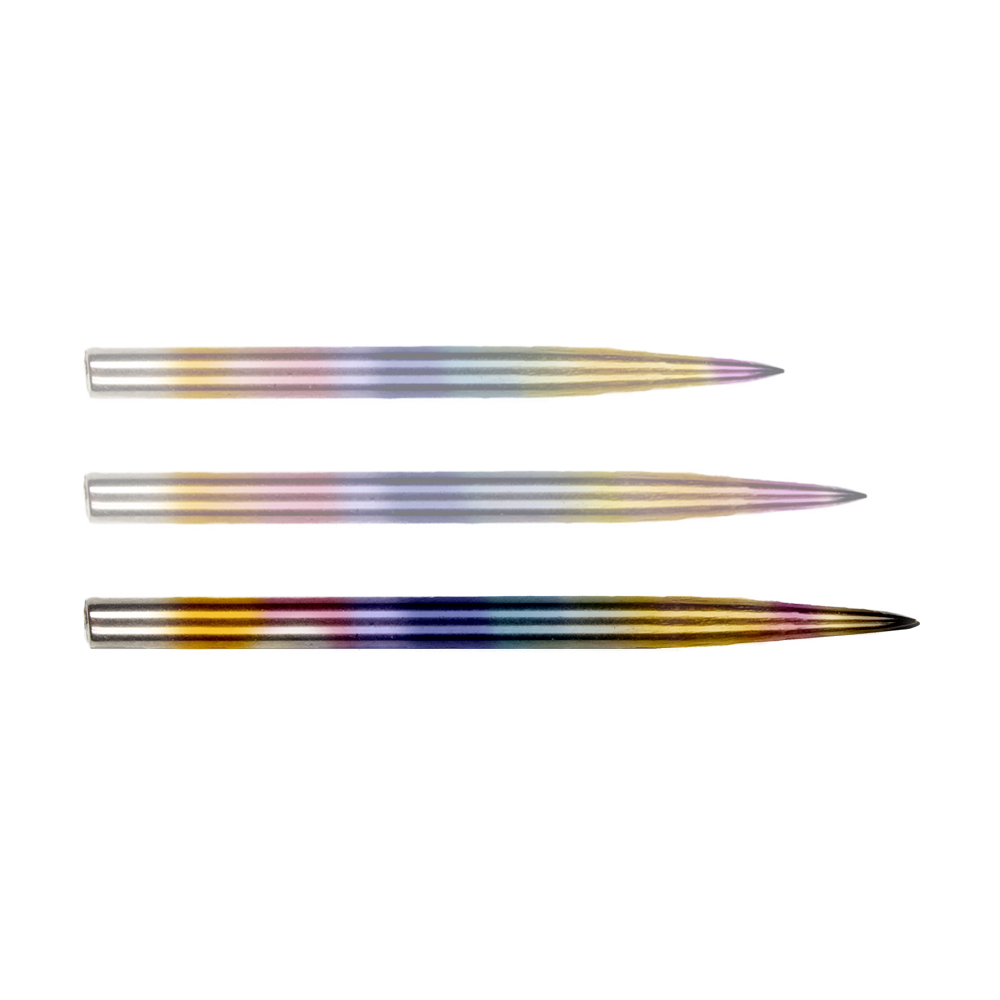 Auf dem Bild sind drei Dartspitzen aus Stahl zu sehen. Sie haben eine schöne Regenbogenfärbung entlang der gesamten Länge.