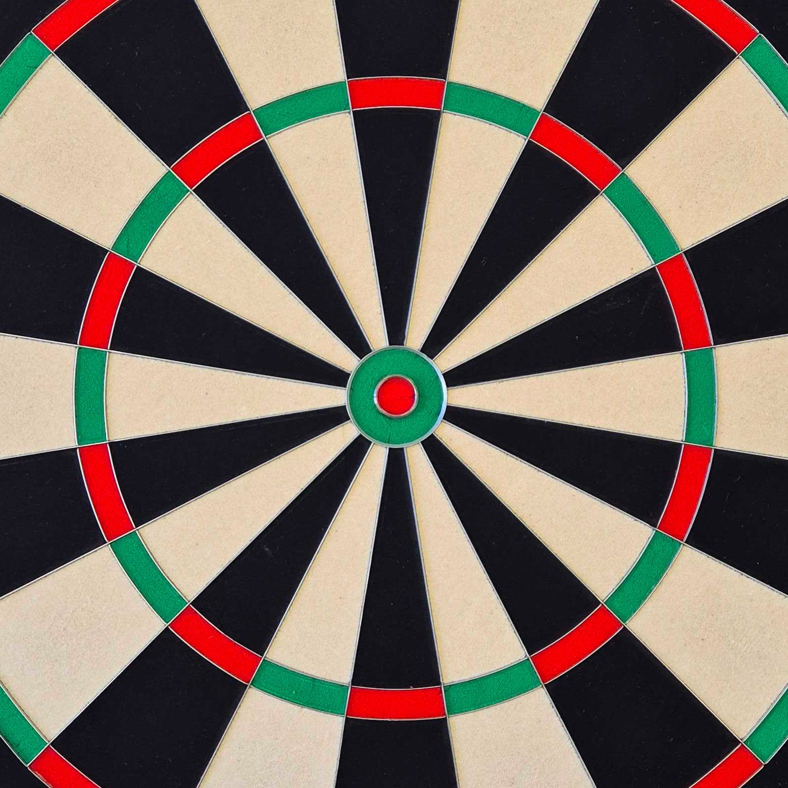 Das Bild zeigt das Produkt Bulls NL Advantage 8 Steeldartboard. Es ist ein hochwertiges Steeldartboard für Dartspieler.