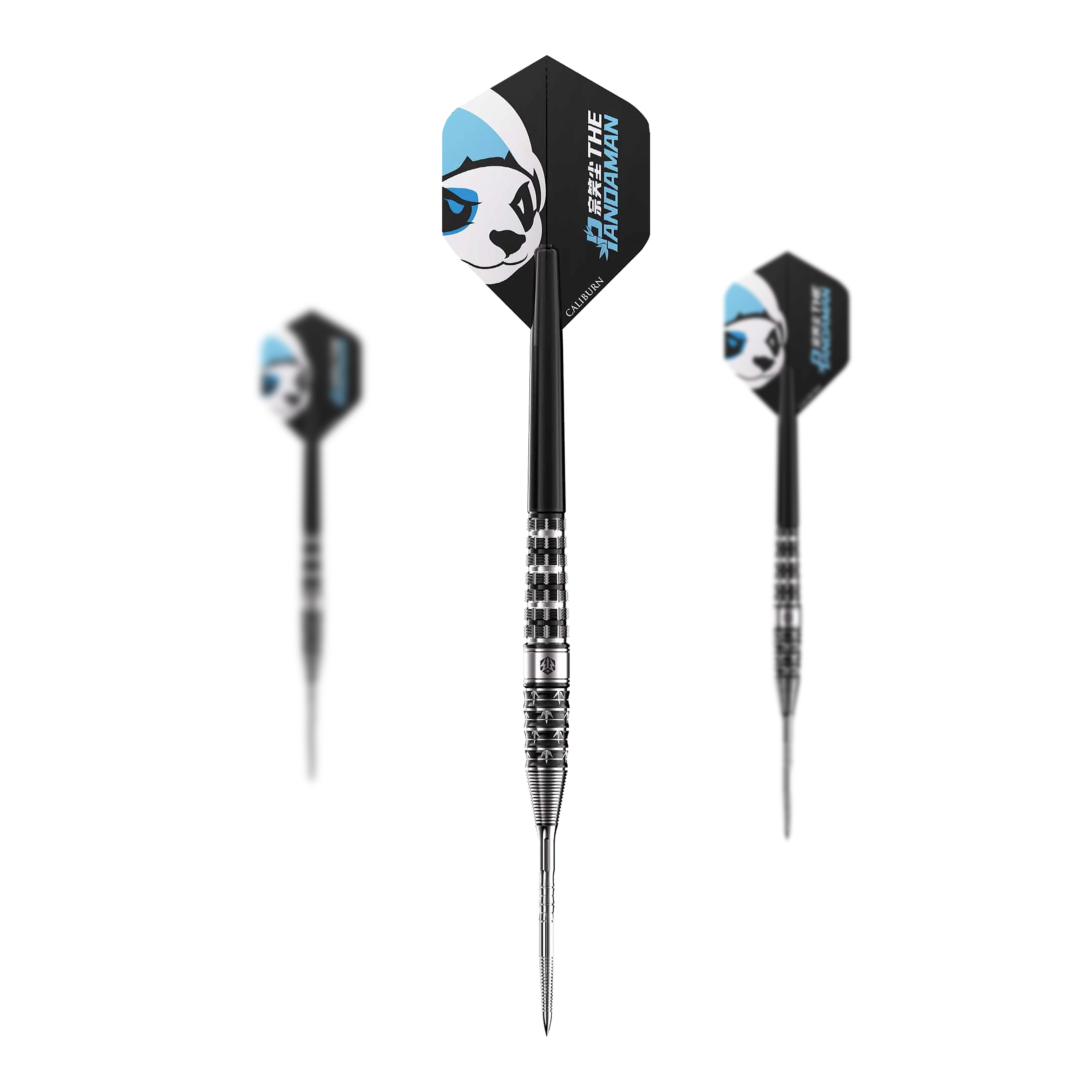 Caliburn Player The Pandaman Advanced Steeldarts - 23 g Das Bild zeigt drei Steeldarts mit dem Namen "Caliburn Player The Pandaman Advanced Steeldarts - 23g". Die Flights der Darts sind schwarz mit einem Panda-Motiv und blauen Akzenten gestaltet.