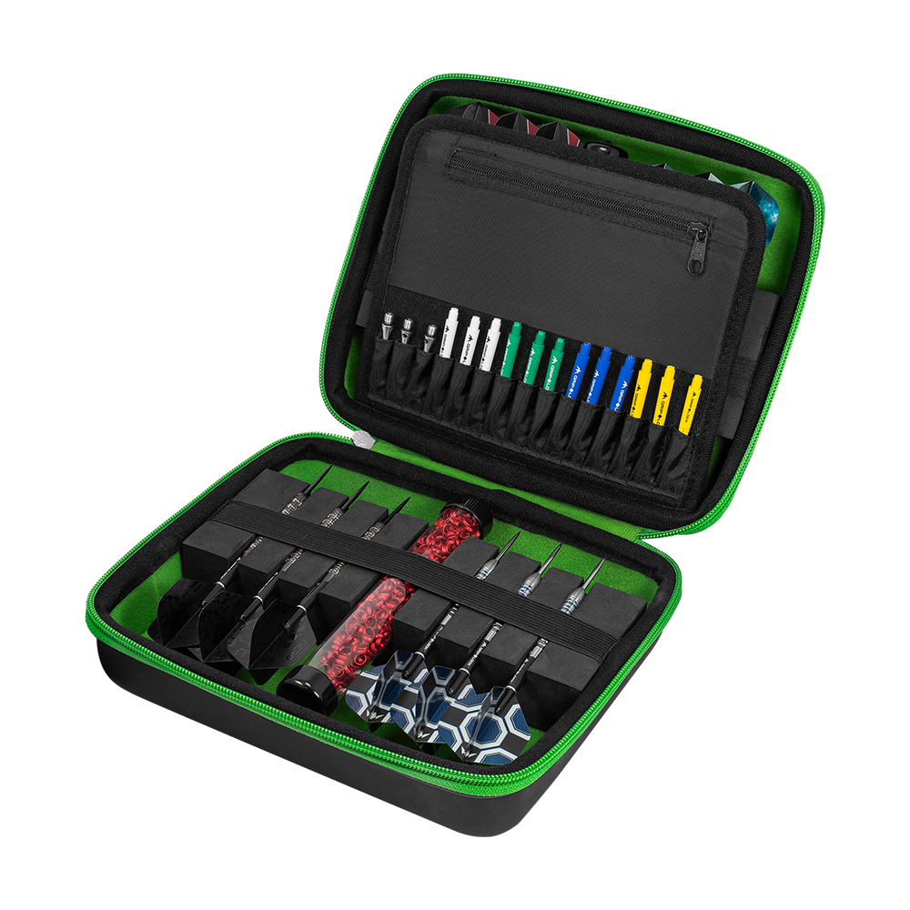 Die Abbildung zeigt ein geöffnetes Dart-Set in einer schwarzen Tasche mit grünem Rand. Im Inneren befinden sich mehrere Darts, Ersatzteile und Zubehör ordentlich sortiert.