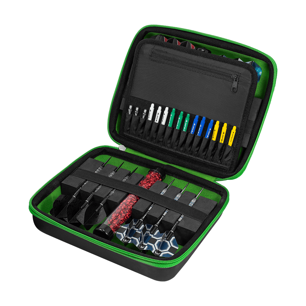 Portefeuille Mission Luxor Dart Die Abbildung zeigt ein geöffnetes Dart-Set in einer schwarzen Tasche mit grünem Rand. Im Inneren befinden sich mehrere Darts, Ersatzteile und Zubehör ordentlich sortiert.