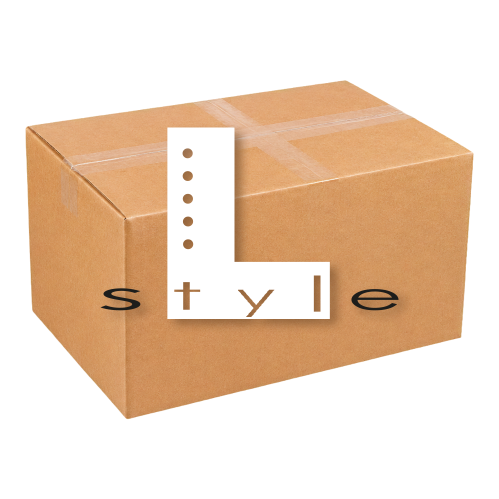 Die Abbildung zeigt die McDart Mystery-Box - L-Style. Diese Box enthält verschiedene Überraschungsprodukte im Bereich L-Style für Dartspieler.