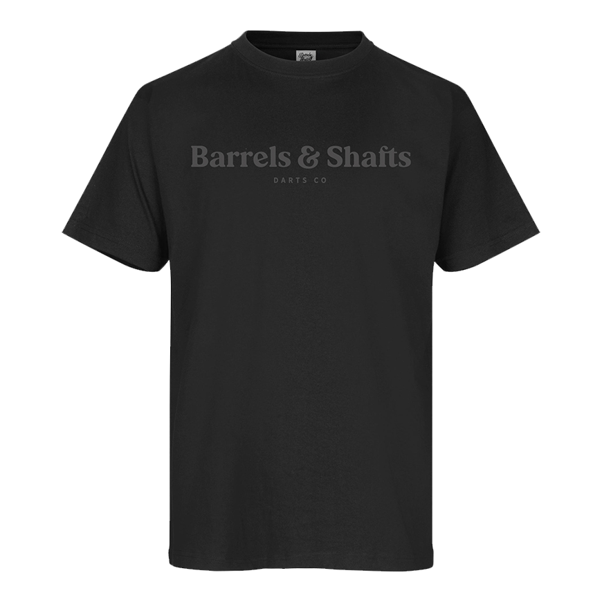 T-Shirt Barils et Arbres - Noir Das Bild zeigt ein schwarzes T-Shirt mit dem Aufdruck "Barrels & Shafts" auf der Vorderseite. Unter dem Schriftzug steht in kleinerer Schrift "DARTS CO".