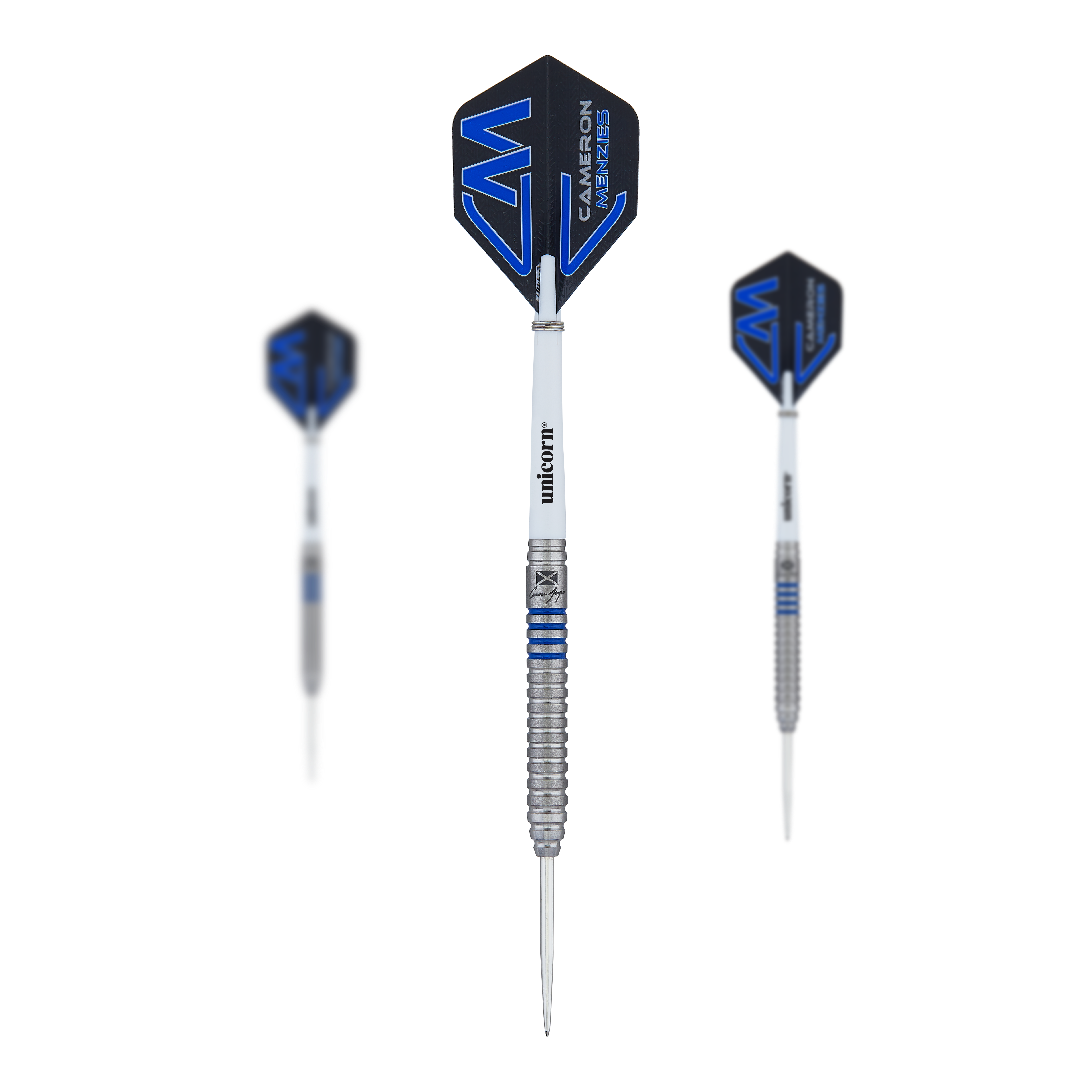 Fléchettes en acier Unicorn Contender Cameron Menzies - 23 g Das Bild zeigt drei Steeldarts des Modells "Unicorn Contender Cameron Menzies - 23g". Die Darts haben silberne Spitzen, weiße Shafts und blaue Flights mit dem Namen "Cameron Menzies".