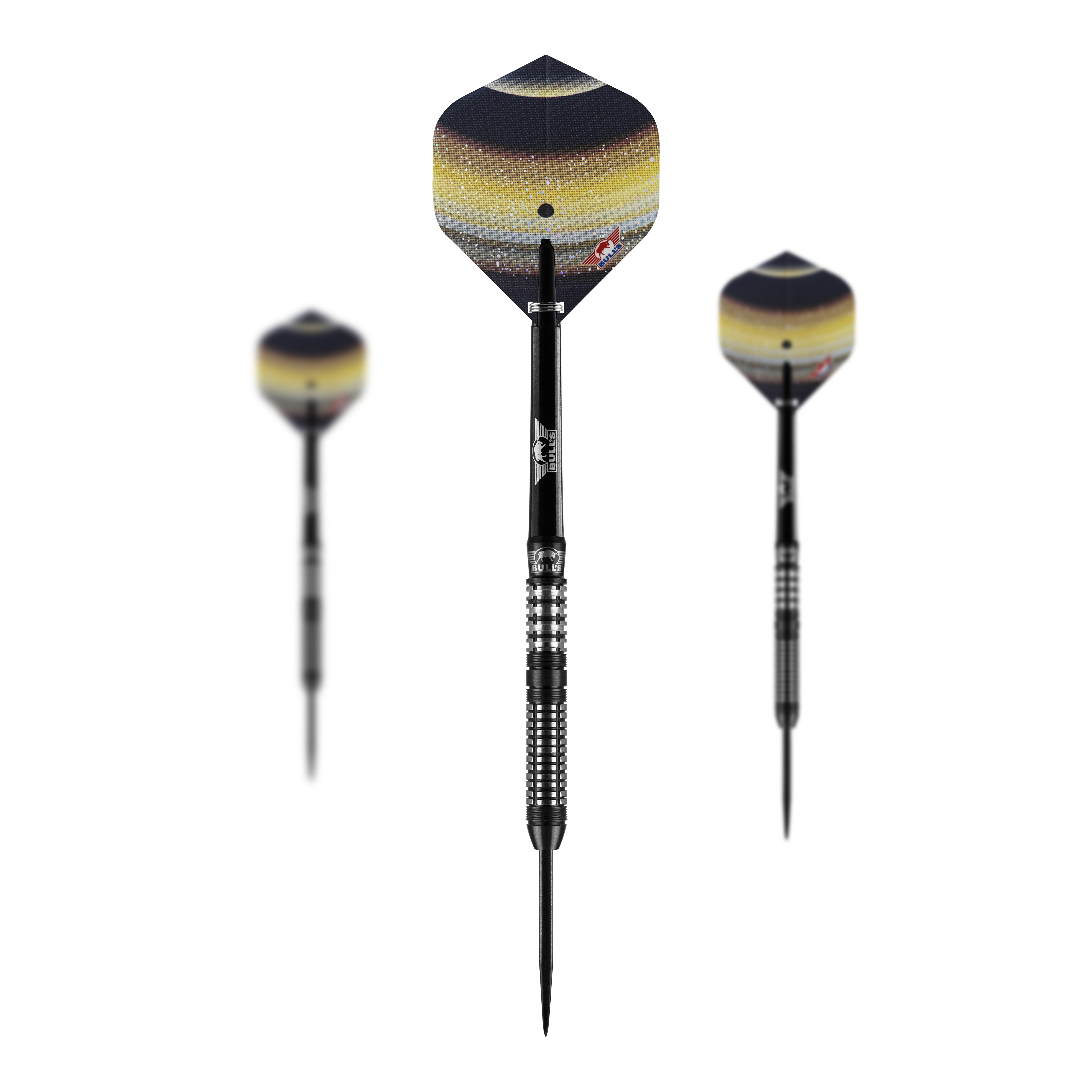 Fléchettes en acier Bulls NL Luna Neoma Das Bild zeigt drei Steeldarts des Modells "Bulls NL Luna Neoma". Die Flights der Darts haben ein dunkles, galaktisches Design mit gelben und weißen Akzenten.