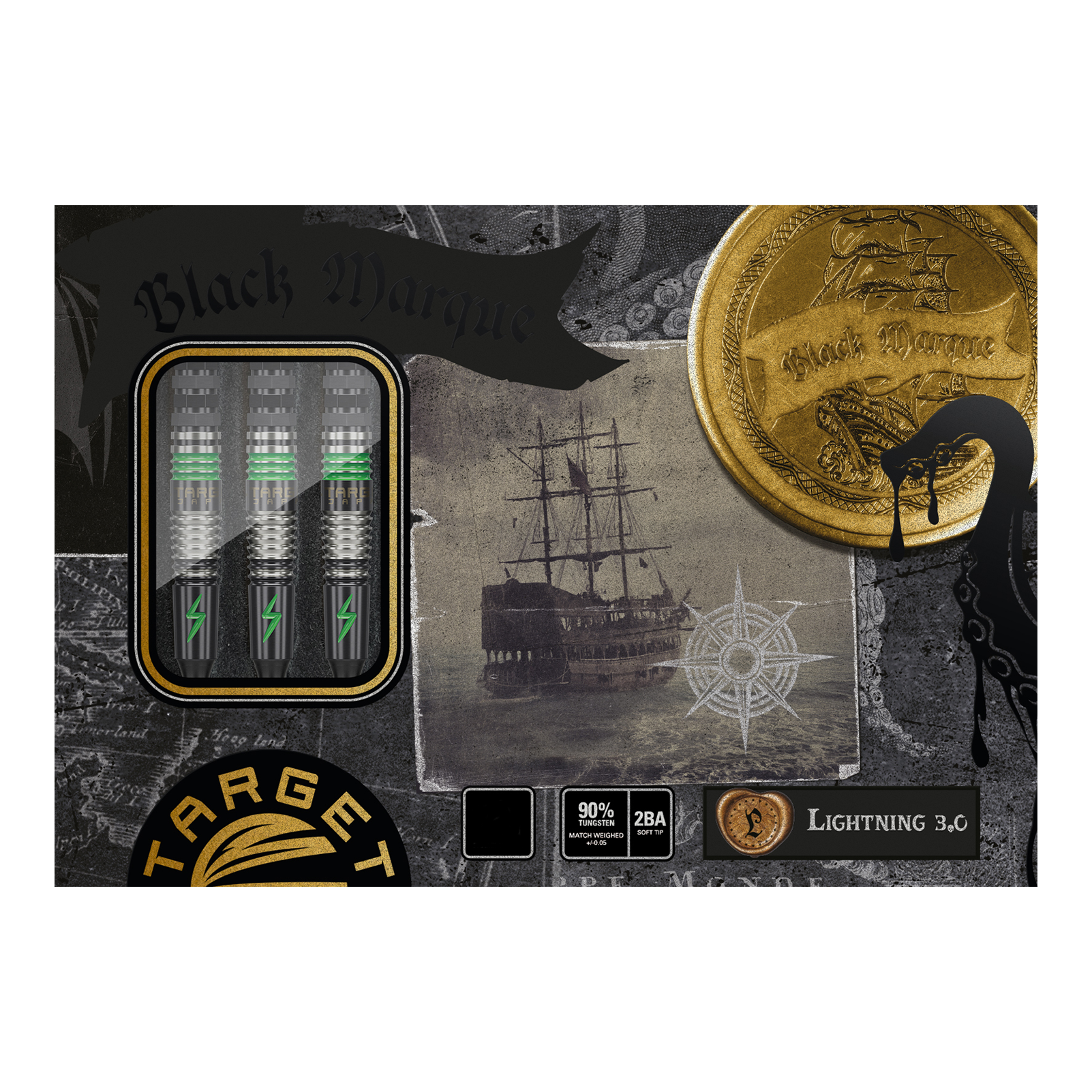 Fléchettes souples Target Japan Black Marque Lightning 3 - 19 g Das Bild zeigt die Verpackung der Target Japan Black Marque Lightning 3 Softdarts mit 19 Gramm Gewicht. Auf der Verpackung sind drei Dartpfeile, ein altes Schiff und ein goldener Münz-Aufdruck abgebildet.