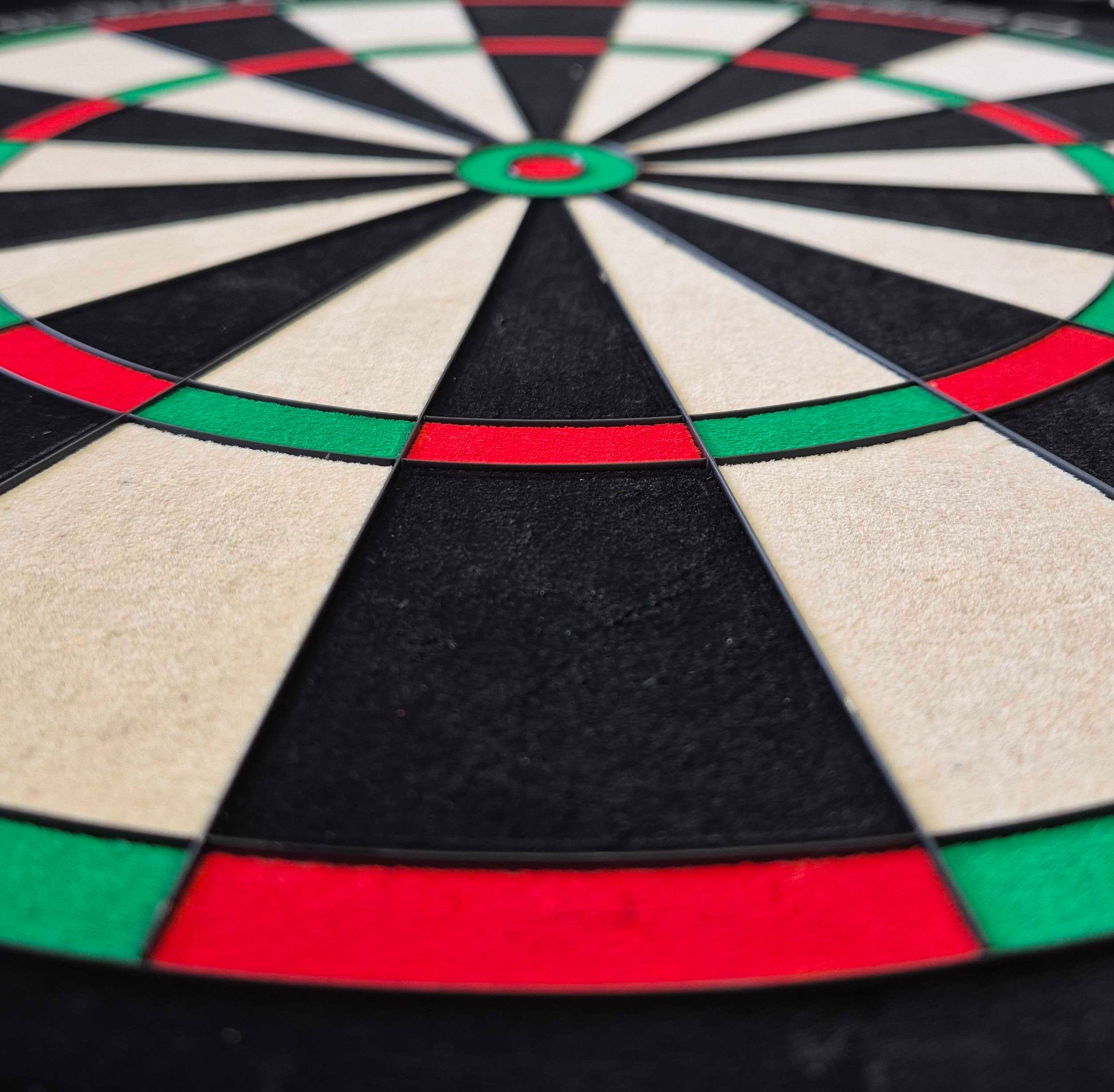 Cible de fléchettes en acier Unicorn Eclipse Ultra 2.0 Das Bild zeigt ein Unicorn Eclipse Ultra 2.0 Steeldartboard aus der Nähe. Die farbigen Felder in Rot, Grün, Schwarz und Weiß sind deutlich zu erkennen.