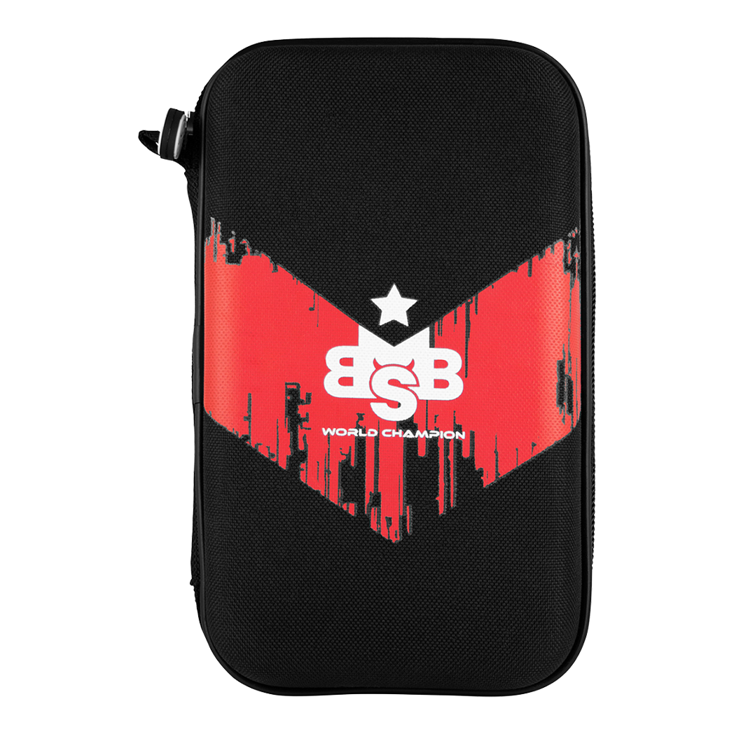 Étui à fléchettes de poche Shot Michael Smith World Champion - Victory Das Bild zeigt ein schwarzes Dart-Etui mit rotem V-Design und der Aufschrift „BSB World Champion“. Es ist das „Shot Michael Smith World Champion Pocket Dartcase - Victory“.