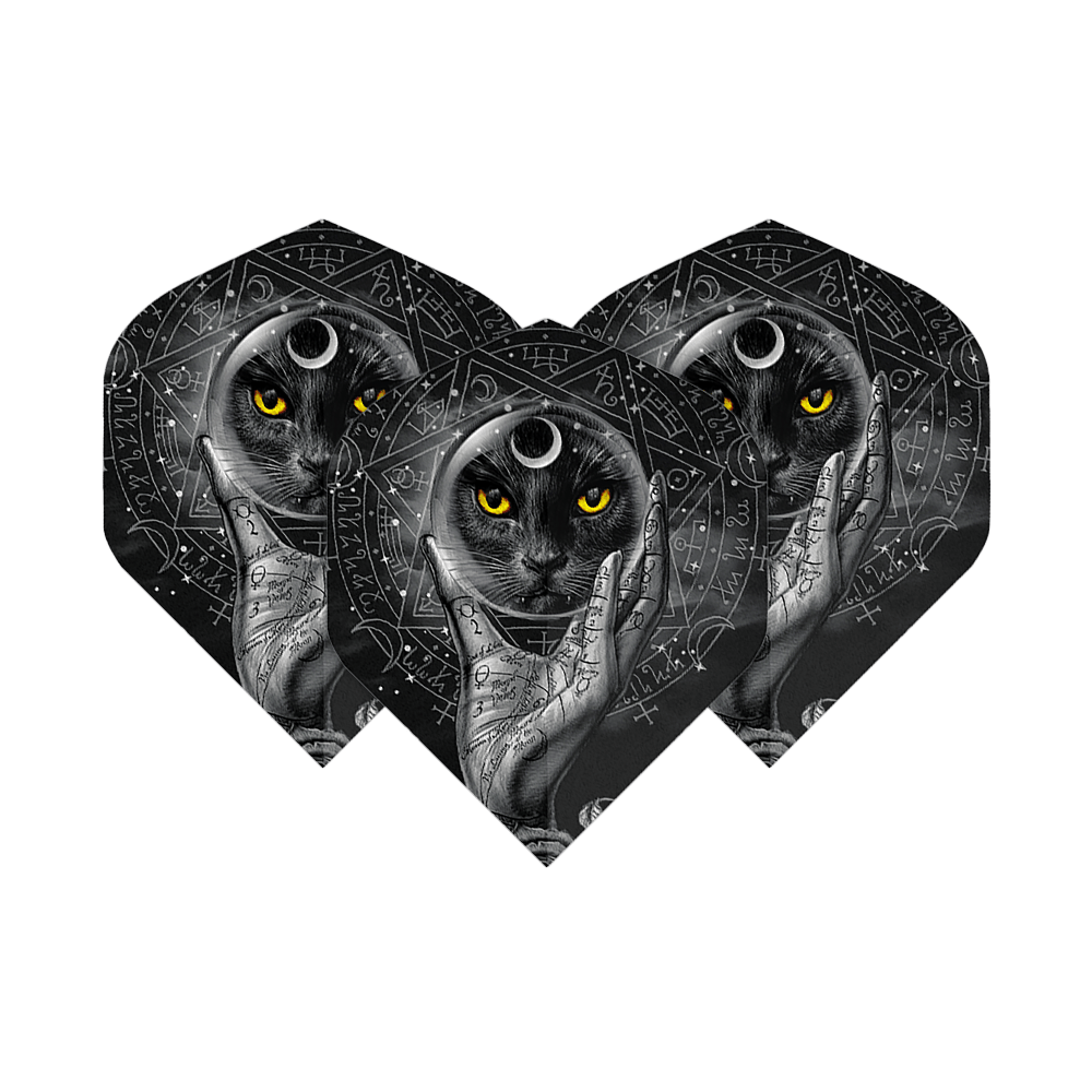 Vols standard en verre Alchemy Grimalkins n°2 Dieses Bild zeigt drei Dartflights mit einem mystischen Design. Darauf ist ein schwarzer Kater mit gelben Augen und einer kristallhaltenden Hand vor einem magischen Hintergrund abgebildet.