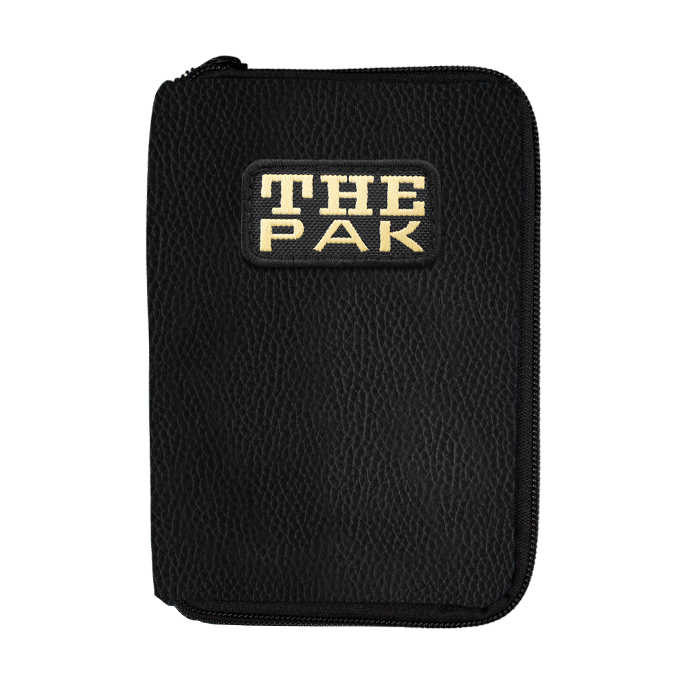 717TP_The_Pak_Leder_Edition_Darttasche_1 Die Abbildung zeigt die "The Pak Leder Edition Darttasche" in schwarzem Lederdesign. Auf der Vorderseite ist ein Aufnäher mit der Aufschrift "THE PAK" zu sehen.